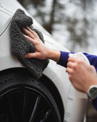 Dokonalý závěr ručního mytí? Ceramic Detailer. Lesk, hladkost, ochrana. #flacht #driveclean #detailing #autokosmetika