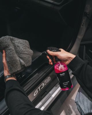 All Purpose Cleaner – šetrný, ale nekompromisní. Univerzální čistič vhodný na všechny plasty, gumičky, textil i alcantaru....