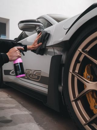 Náš Baby Pink Detailer s příměsí pravého karnaubského vosku je dokonalý závěr po umytí, pokud chceš mít lak jako psí 🎱🎱....