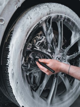 Nejšetrnější cesta k čistým kolům? 🛞✨ Předmytí Ironem, oplach, aktivní pěna a detaily hezky ručně štětcem. #flacht...