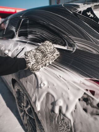 🧽 Houba a ručník – základ každého pořádného mytí i na bezkontaktní myčce. Bez nich to zkrátka není ono. #flacht...