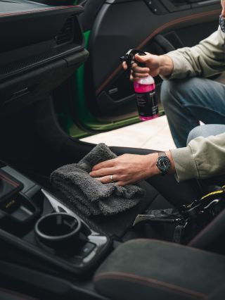 APC (All Purpose Cleaner) je základ každé pořádné péče o interiér. Čistí šetrně, ale účinně – od plastů přes čalounění až...